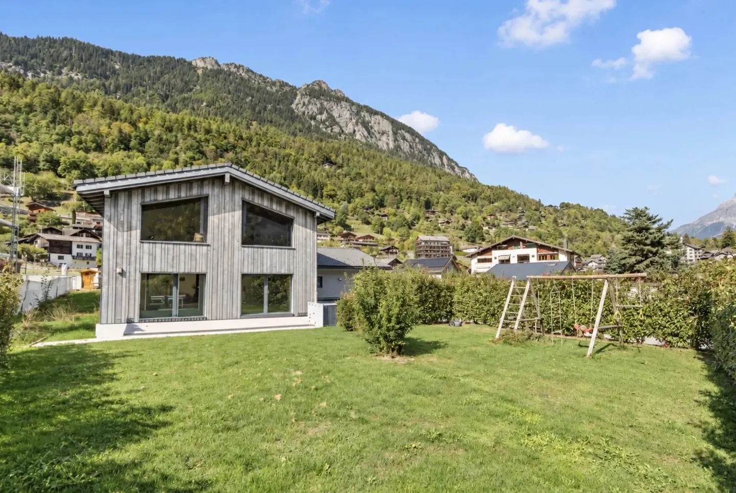 Stunning Detached Villa in Quiet Area - Photo 1 of 9
