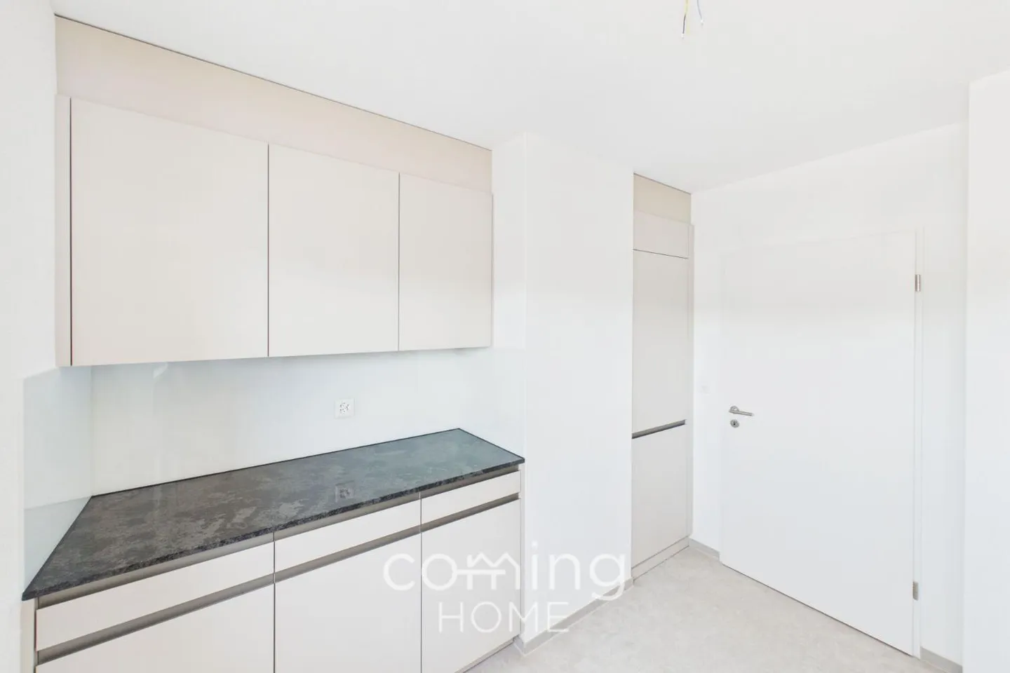Appartement penthouse rénové de 4 pièces à Wöschnau avec grande terrasse et vues panoramiques - Photo 4 sur 13