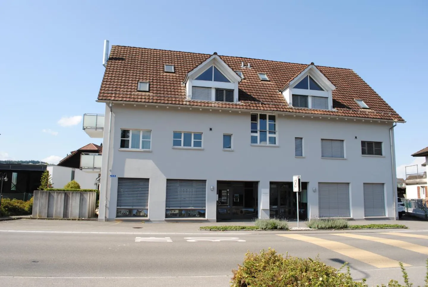Espace de vente avec 4 vitrines et stationnement dans un emplacement central à 4914 Roggwil - Photo 1 sur 10