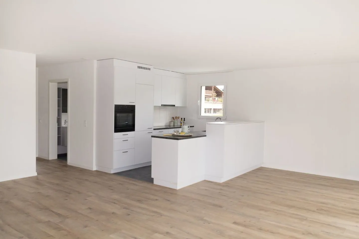 PLENTY OF SPACE FOR THE FAMILY: 5.5-room apartment - Photo 3 of 9