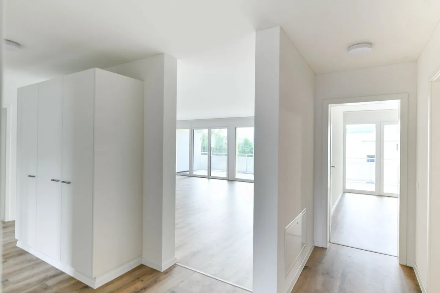 PLENTY OF SPACE FOR THE FAMILY: 5.5-room apartment - Photo 4 of 9