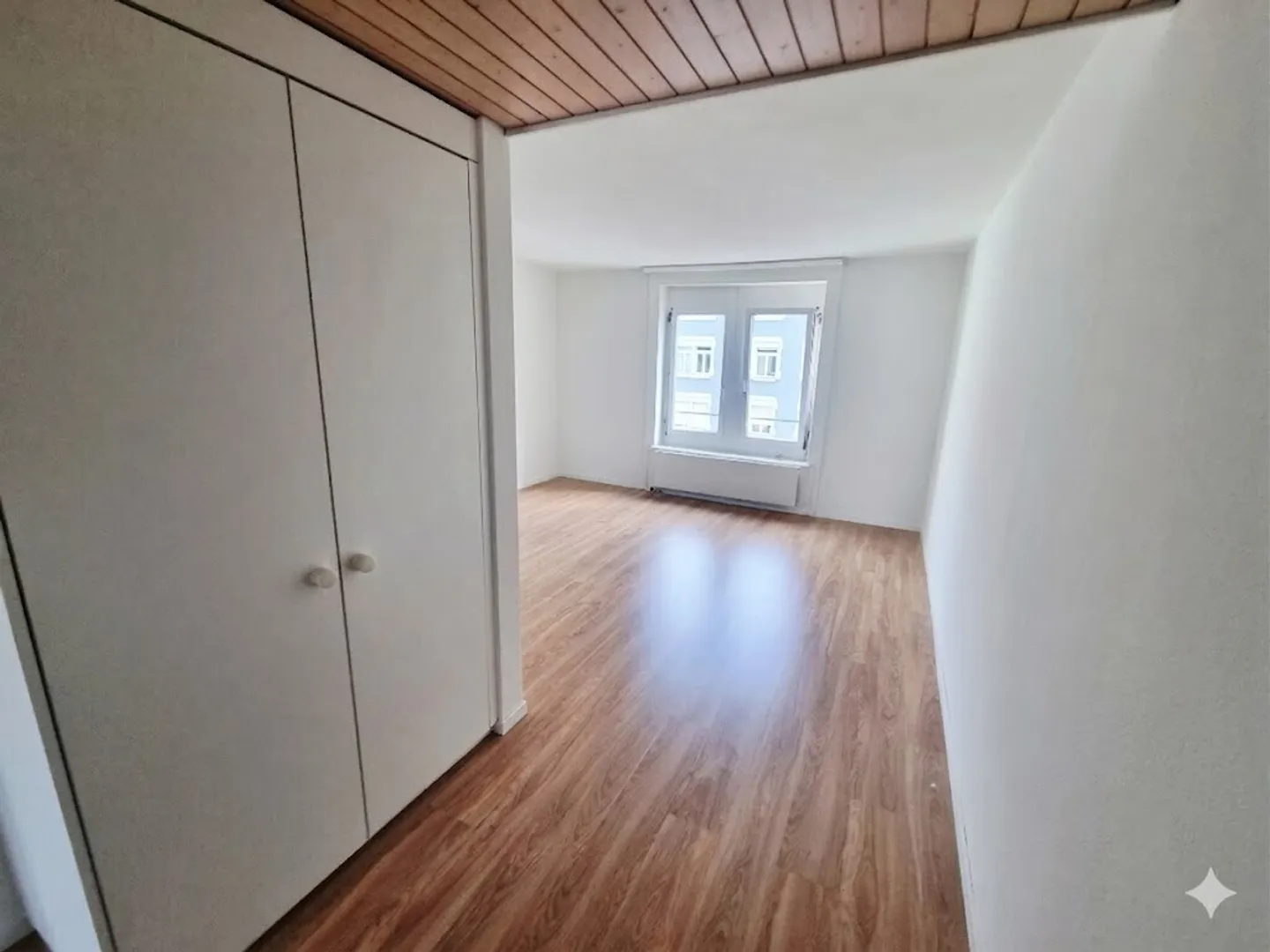 Central 3-room apartment freshly painted & new flooring - Photo 2 of 6