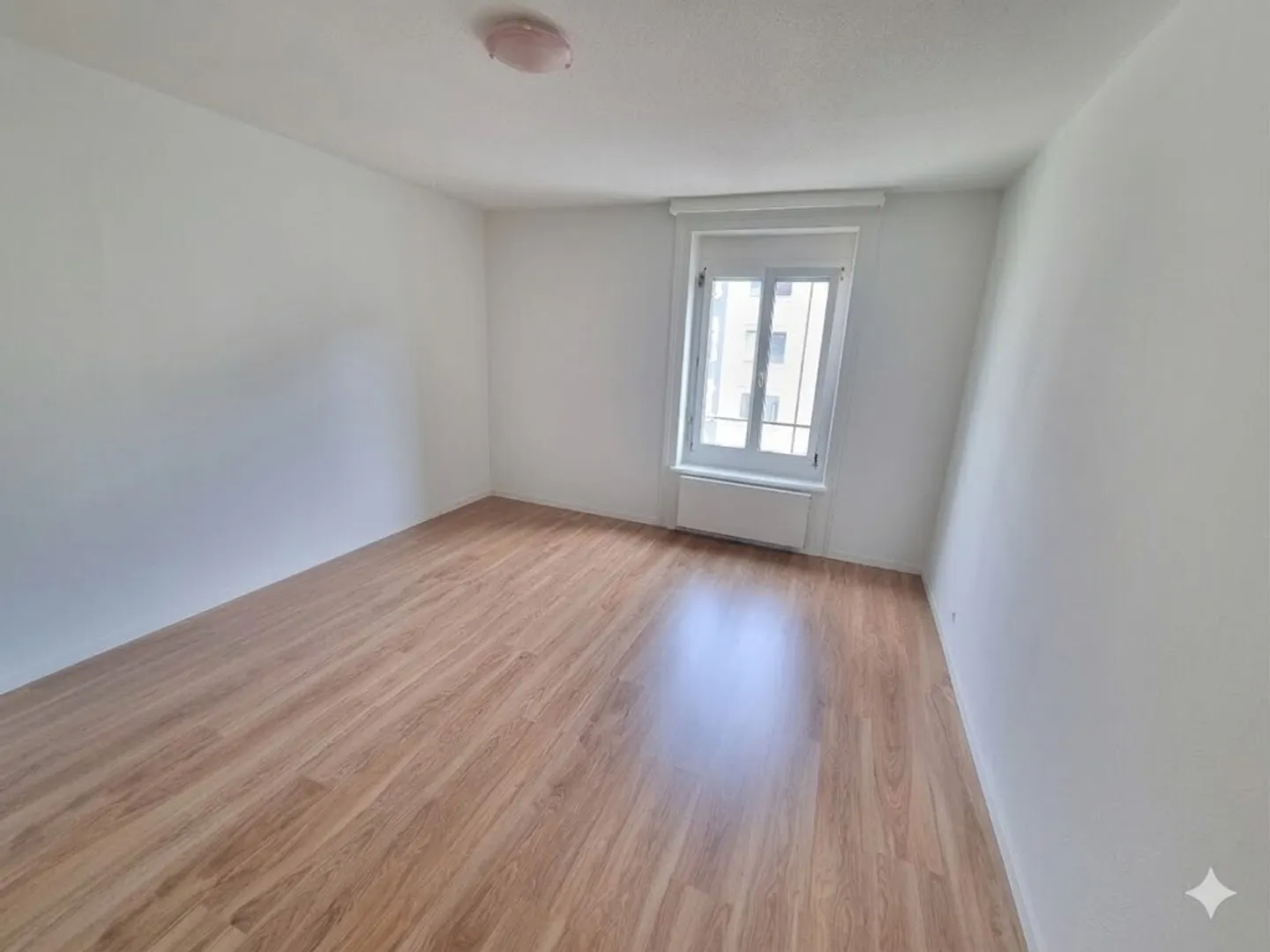 Central 3-room apartment freshly painted & new flooring - Photo 3 of 6