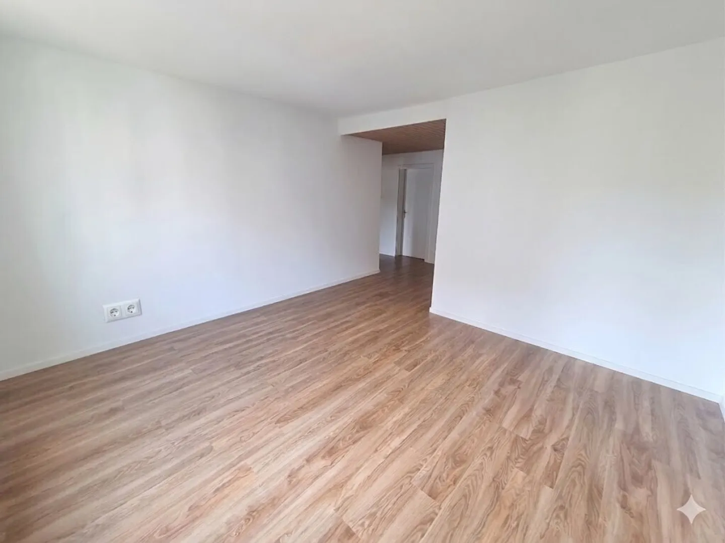 Central 3-room apartment freshly painted & new flooring - Photo 1 of 6