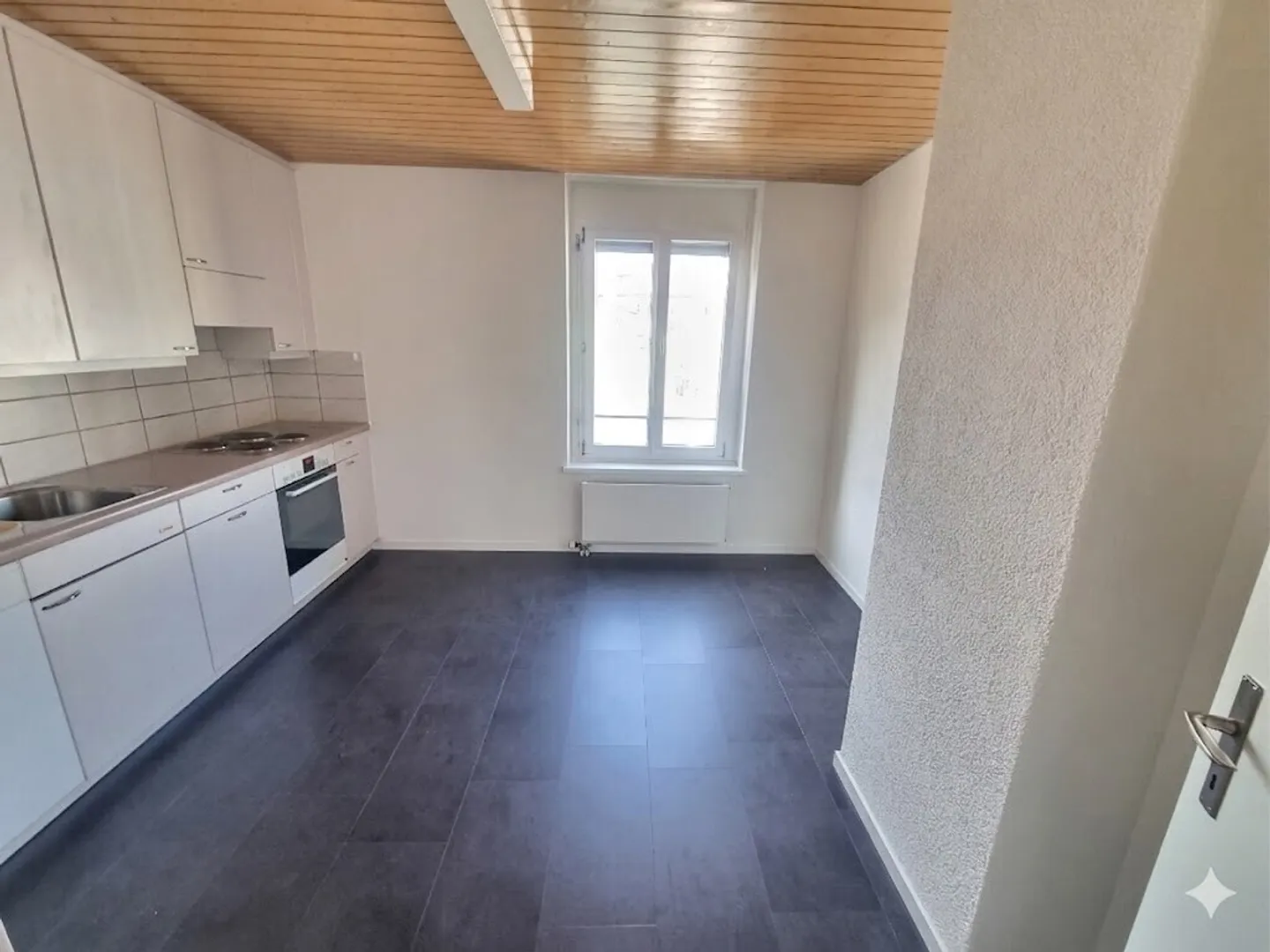 Central 3-room apartment freshly painted & new flooring - Photo 4 of 6