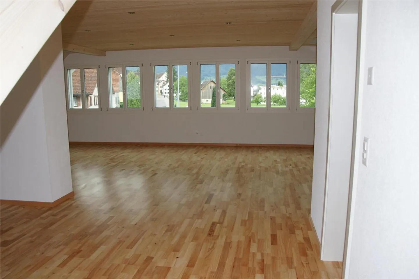 Large and bright 5-room apartment with Swedish stove, winter garden, balcony - Photo 3 of 26