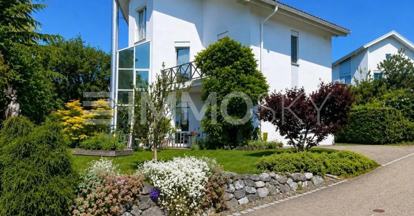 Detached Family Paradise with Spacious Garden - Photo 1 of 5