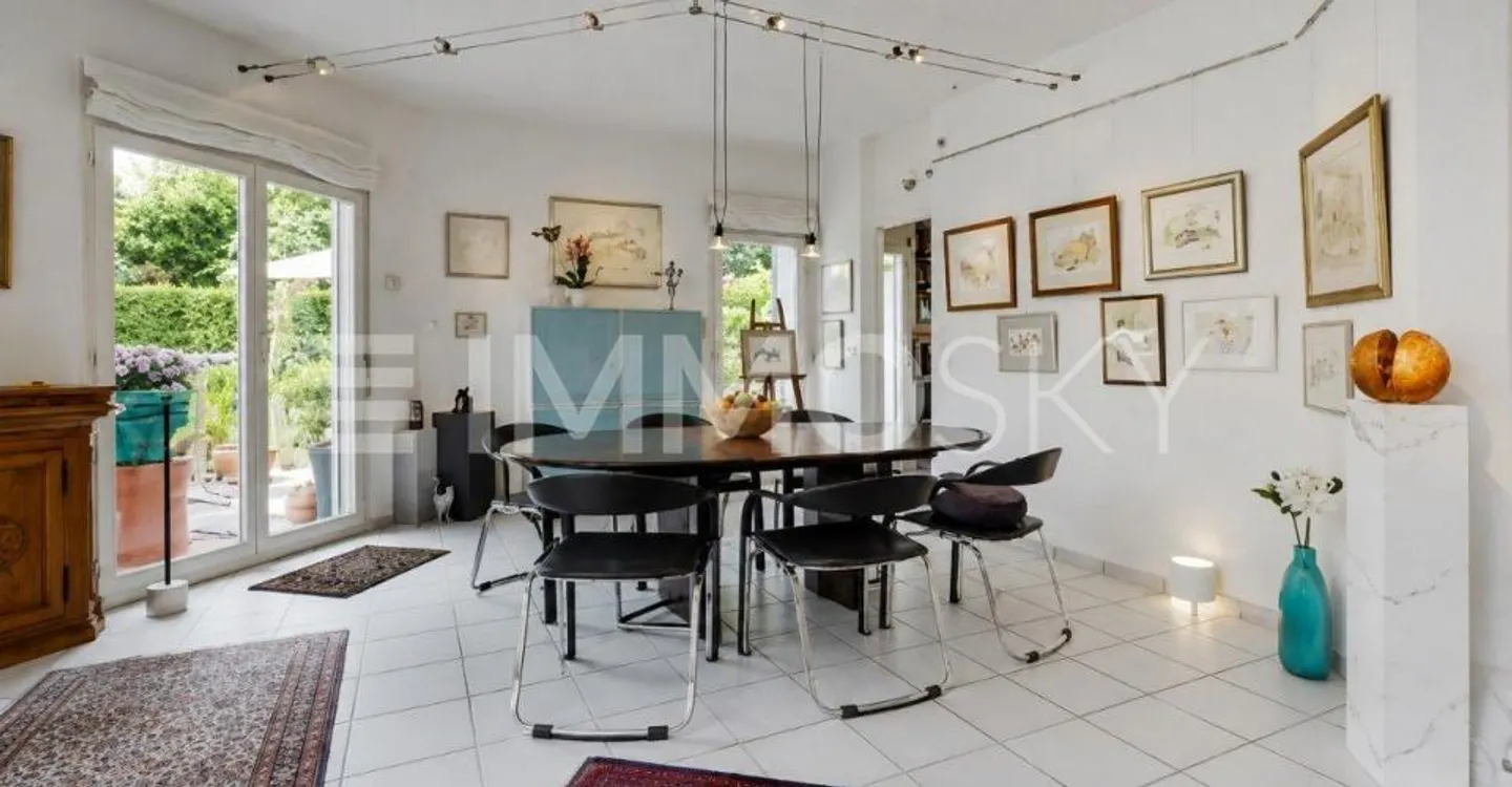Detached Family Paradise with Spacious Garden - Photo 2 of 5