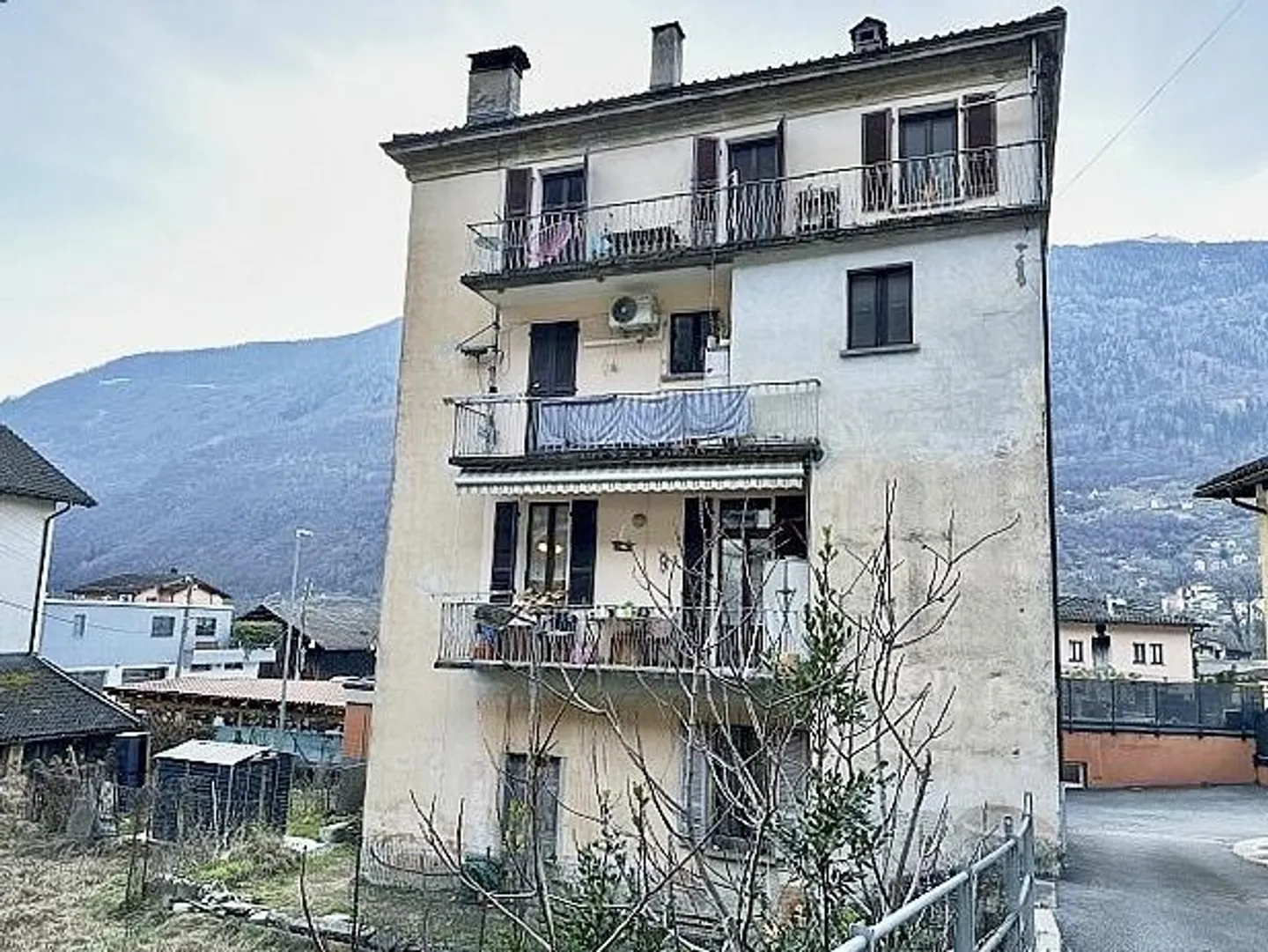 Appartamento mansardato di 3 1/2 locali in una posizione molto tranquilla e soleggiata con vista - Foto 1 di 23