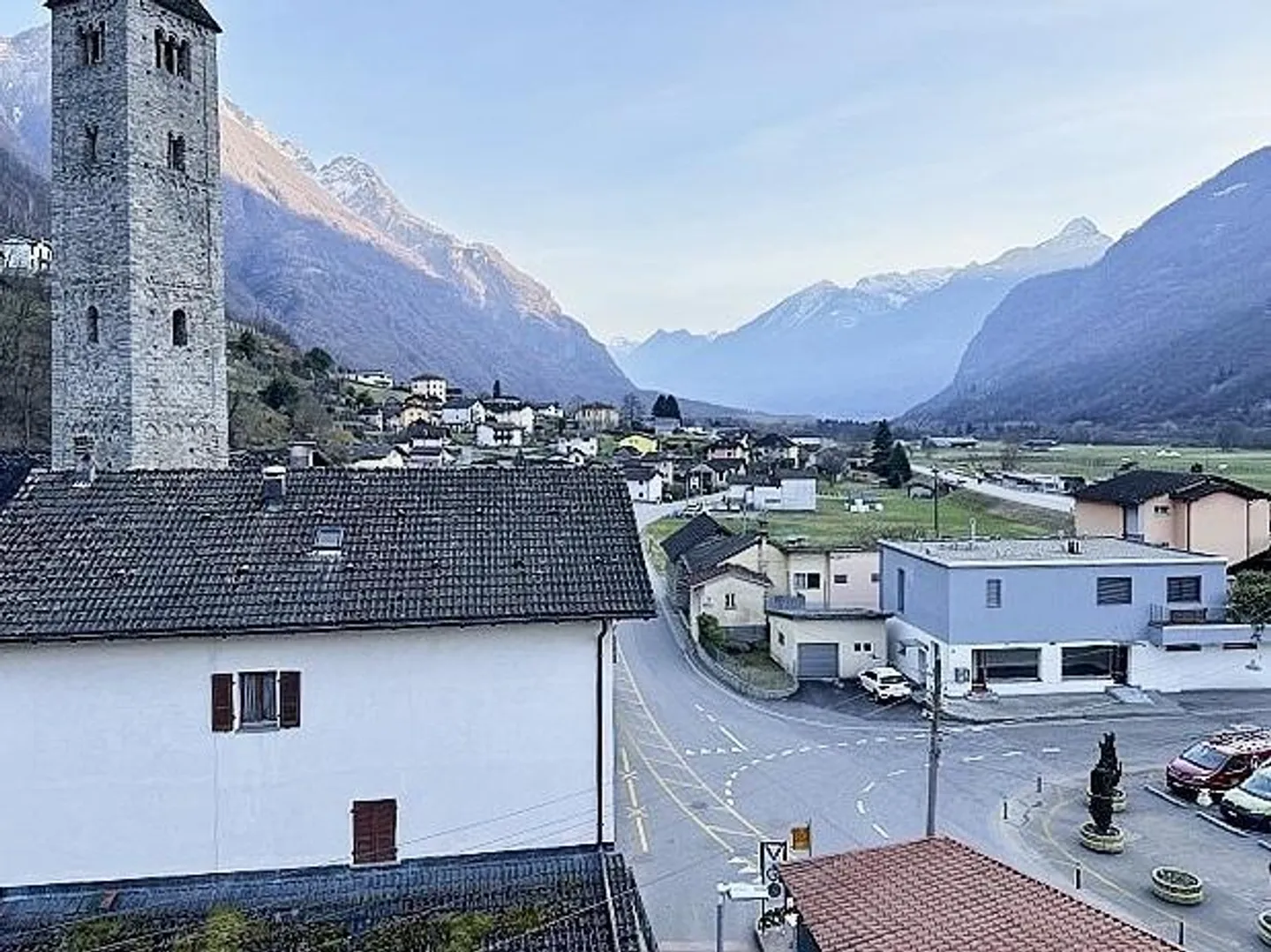 Appartamento mansardato di 3 1/2 locali in una posizione molto tranquilla e soleggiata con vista - Foto 12 di 23