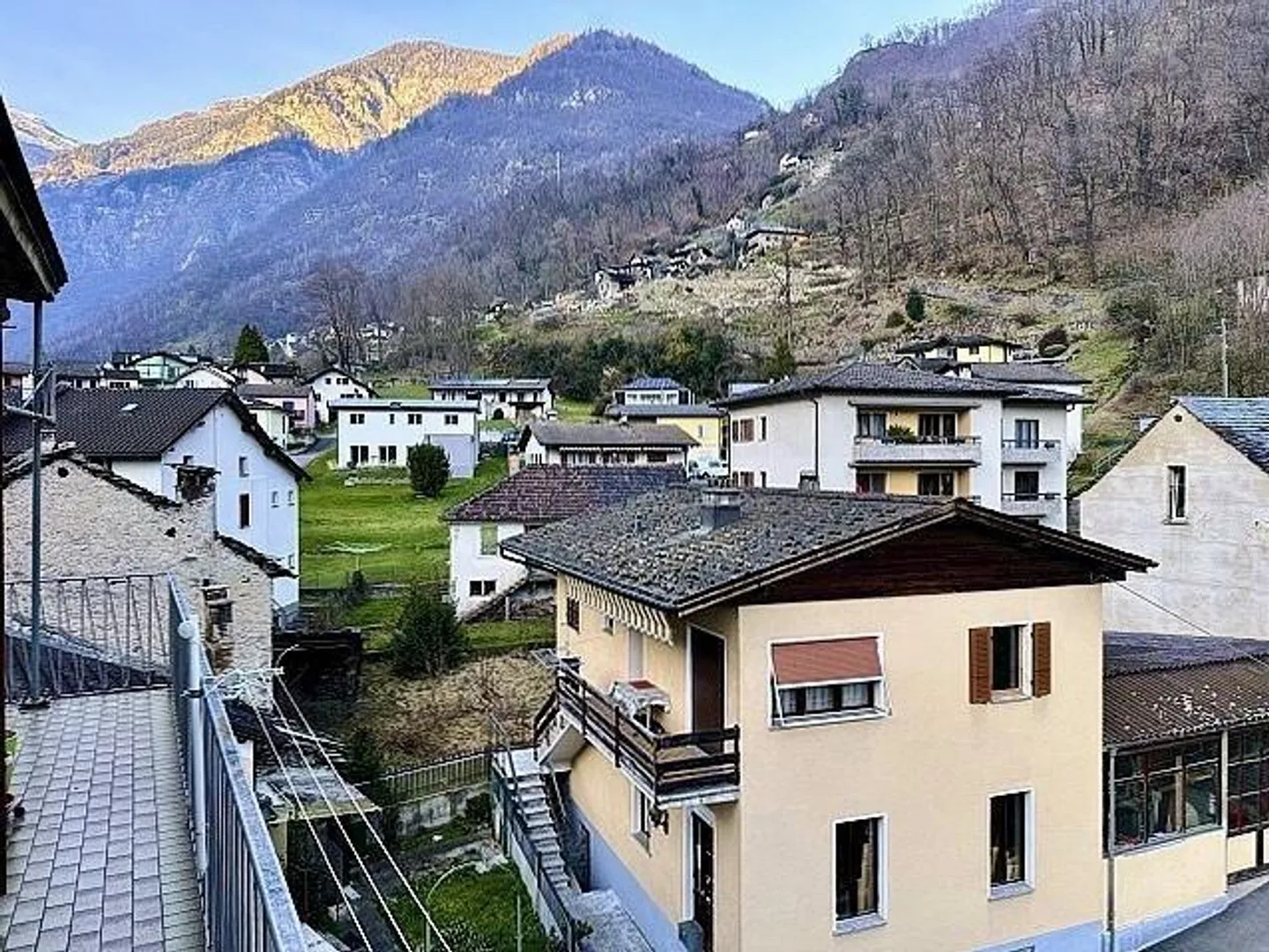 Appartamento mansardato di 3 1/2 locali in una posizione molto tranquilla e soleggiata con vista - Foto 13 di 23