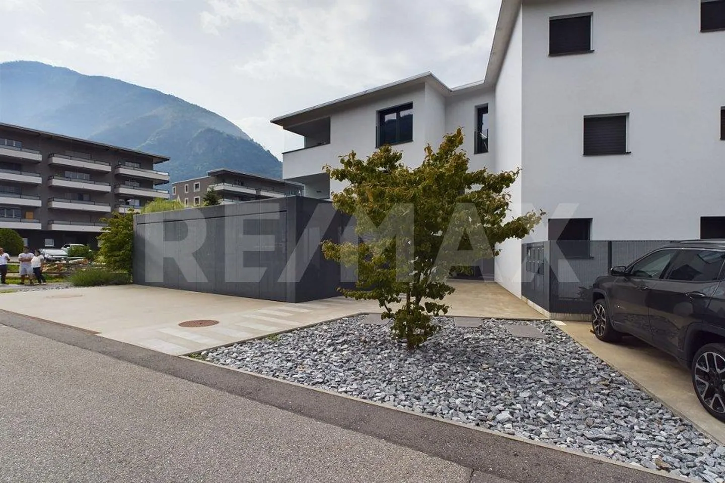 Modern apartments of 21/2 rooms immersed in nature - Photo 3 of 13