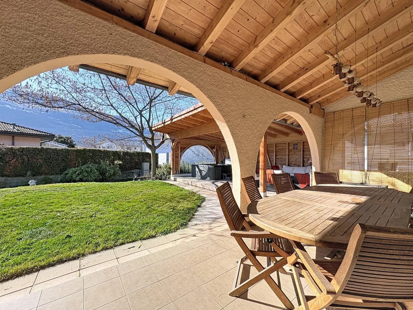 Spacious villa in a quiet location, terrace and jacuzzi - Photo 6 of 13