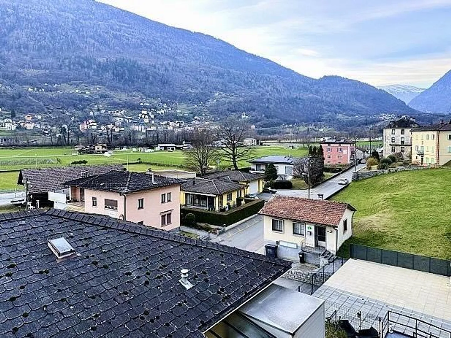Appartamento mansardato di 3 1/2 locali in una posizione molto tranquilla e soleggiata con vista - Foto 15 di 23