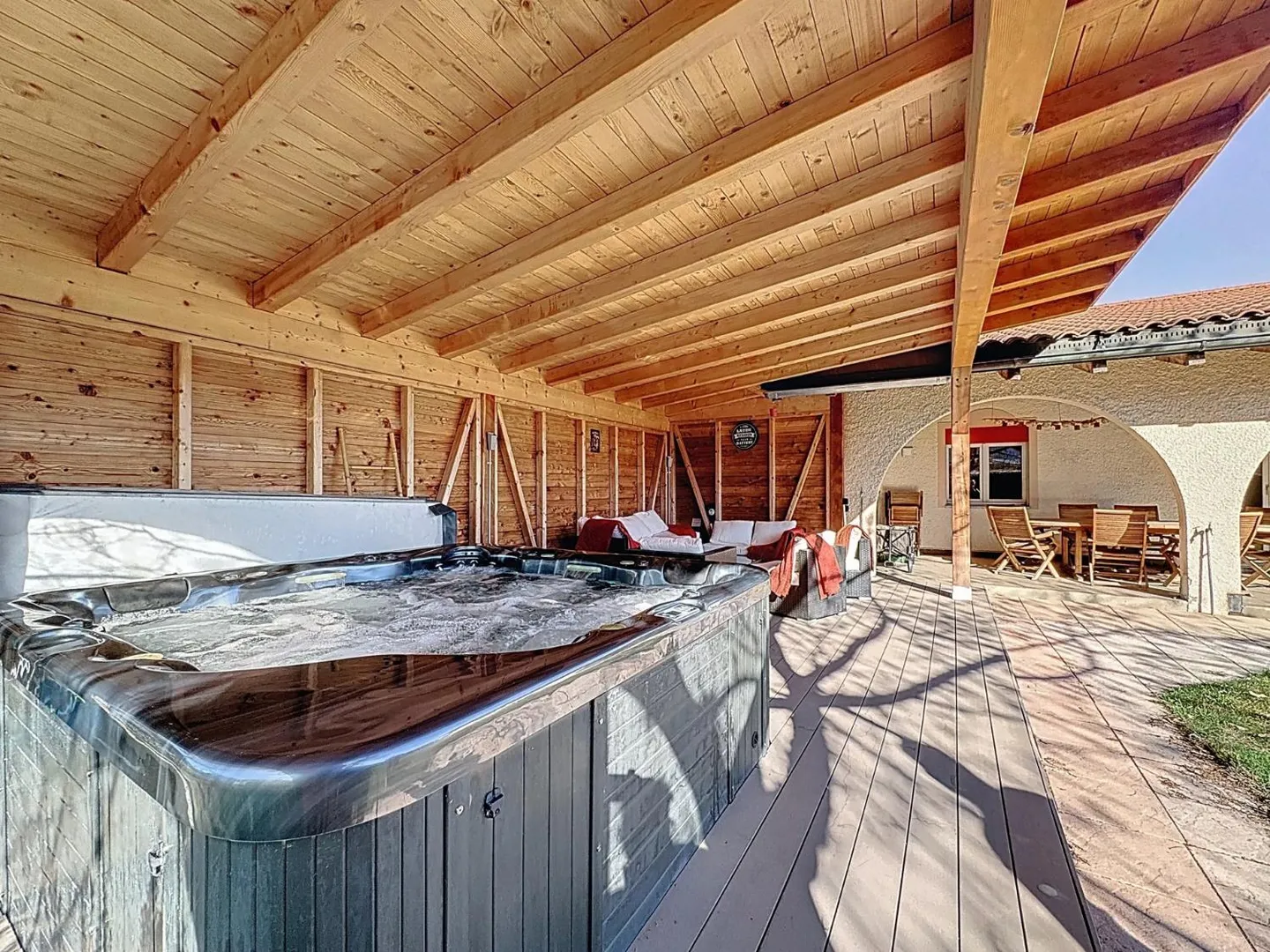 Spacious villa in a quiet location, terrace and jacuzzi - Photo 1 of 13