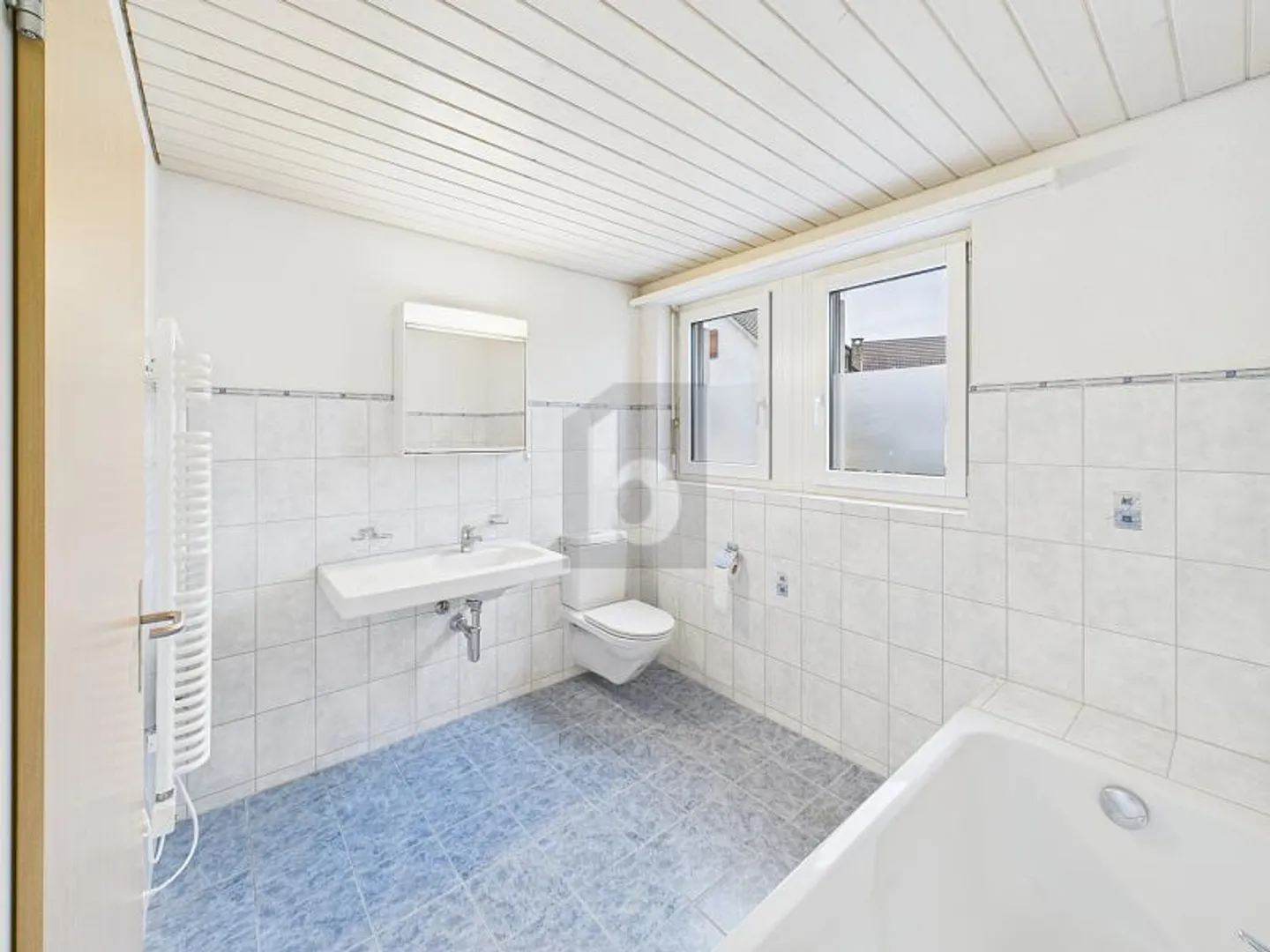 COUP DE COEUR! BEAUCOUP D'ESPACE ET HAUTEUR DE PLAFOND GIGANTESQUE! - Photo 3 sur 6