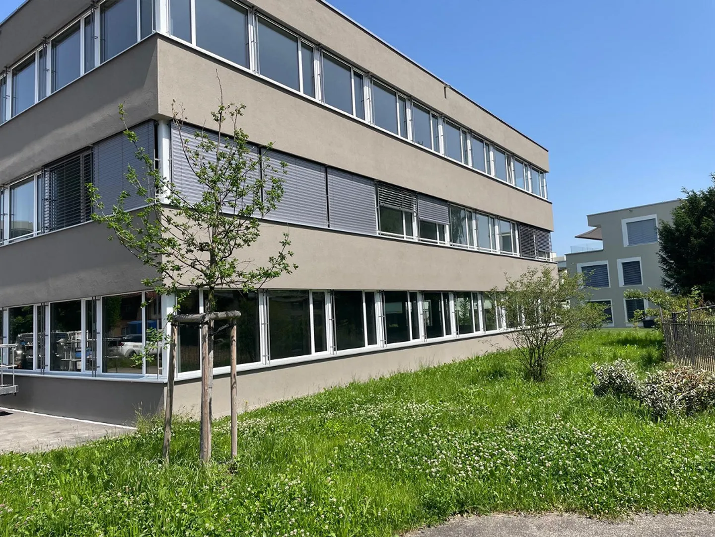 Commercial Building Rüti - modern and versatile commercial spaces - Photo 2 of 7