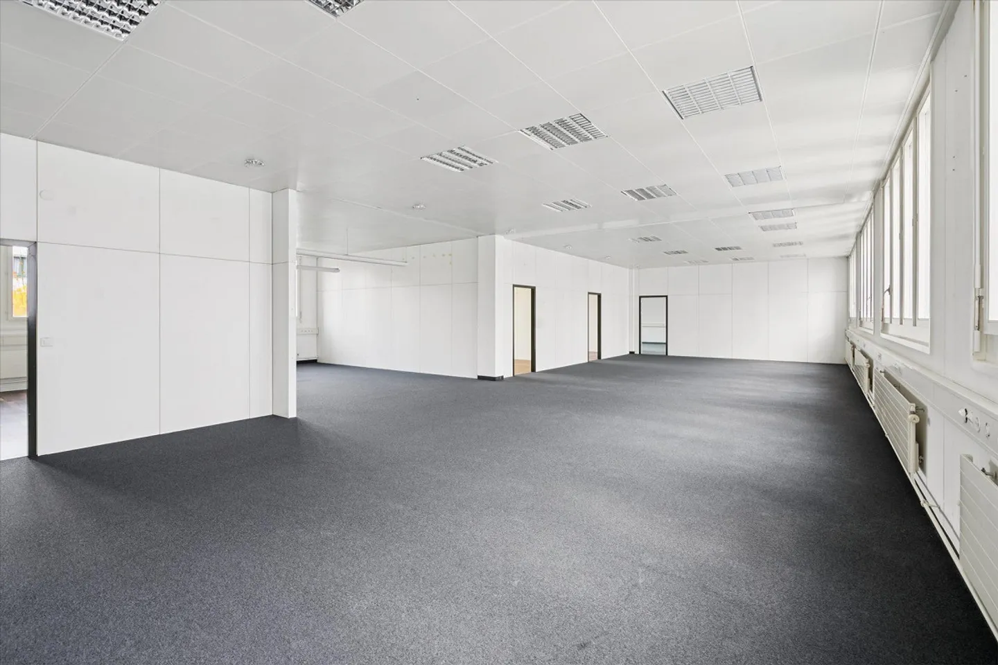 Beaucoup d'espace pour vos idées - 293 m² d'espace commercial inondé de lumière ... - Photo 4 sur 11