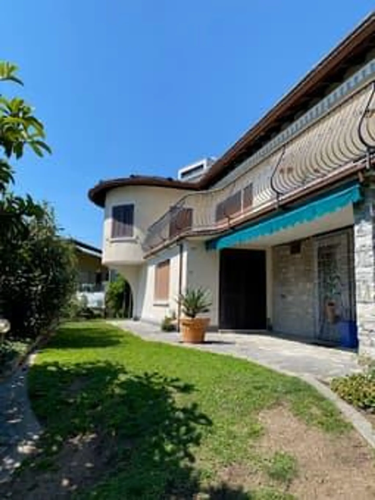 Splendida proprietà con vista lago e ampio giardino - Photo 1 sur 11