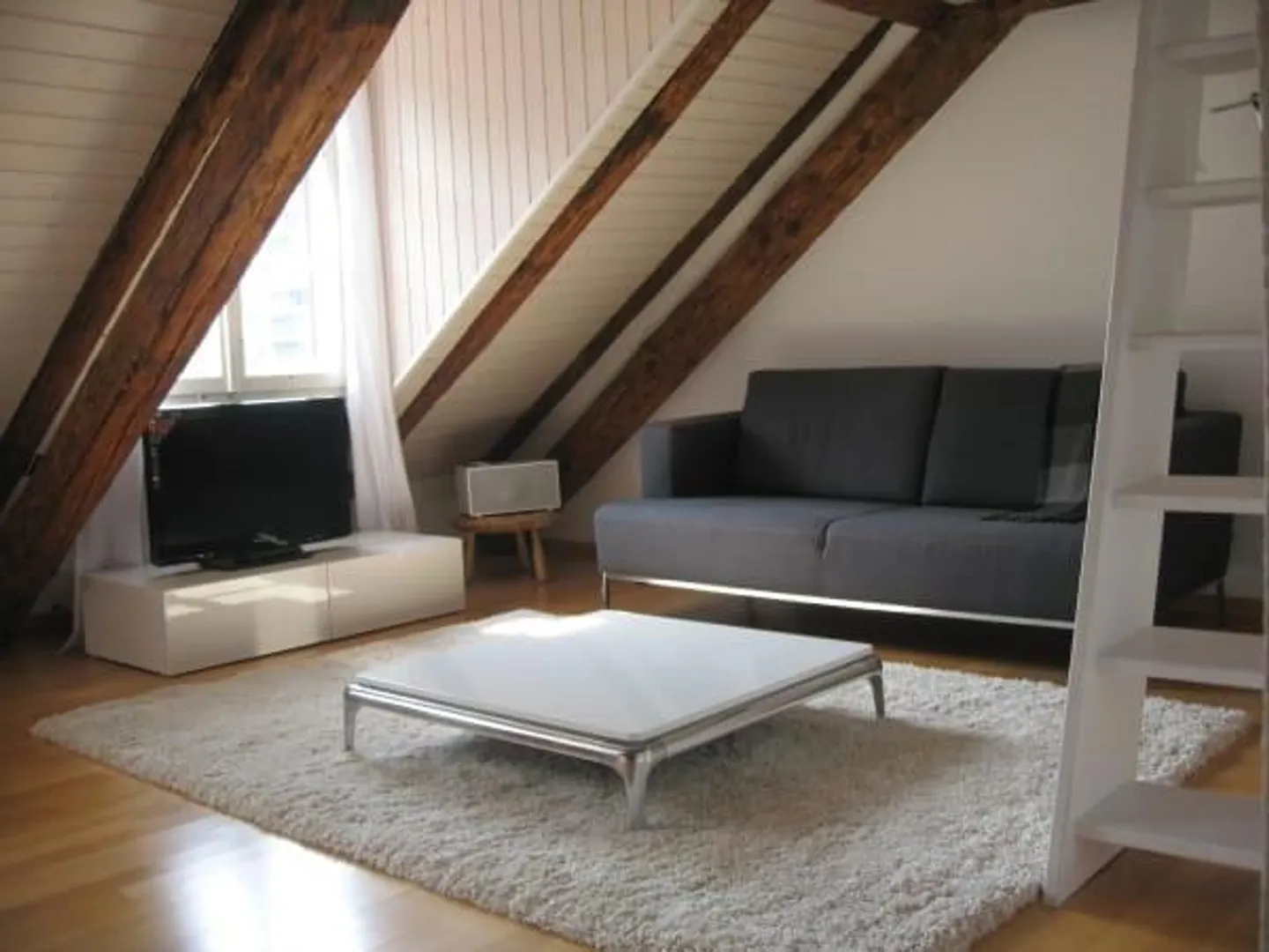 Attractive furnished penthouse apartment in the city center - Photo 4 of 9