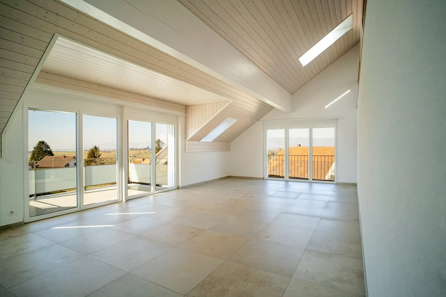 Appartamento duplex luminoso con galleria e balcone - Foto 1 di 11