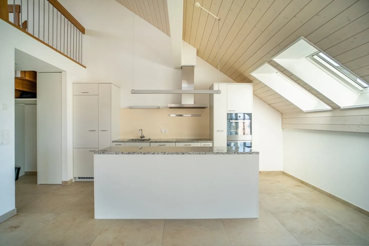 Appartamento duplex luminoso con galleria e balcone - Foto 2 di 11