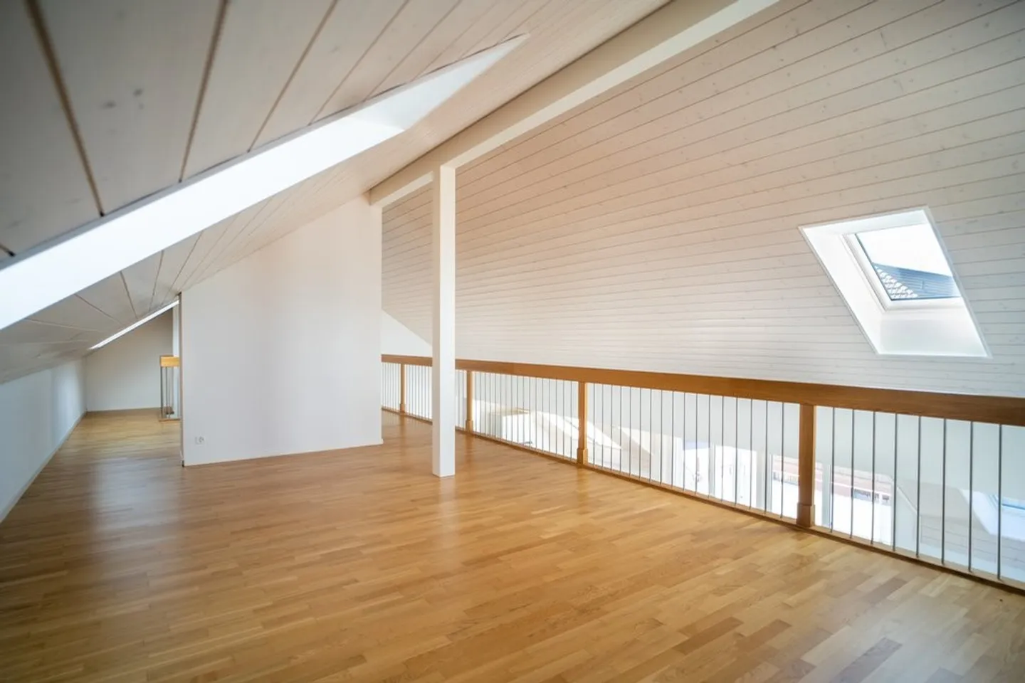 Appartamento duplex luminoso con galleria e balcone - Foto 8 di 11