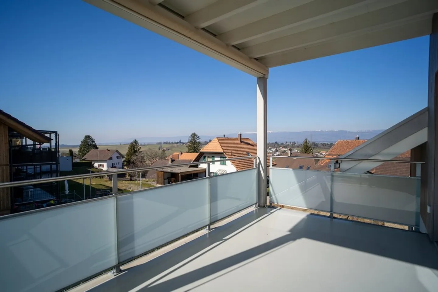 Appartamento duplex luminoso con galleria e balcone - Foto 3 di 11