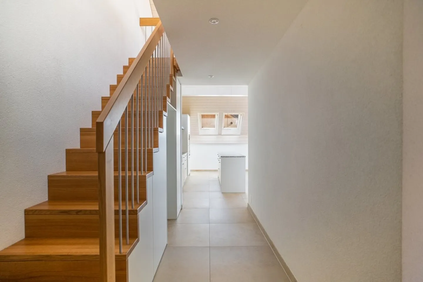 Appartamento duplex luminoso con galleria e balcone - Foto 4 di 11