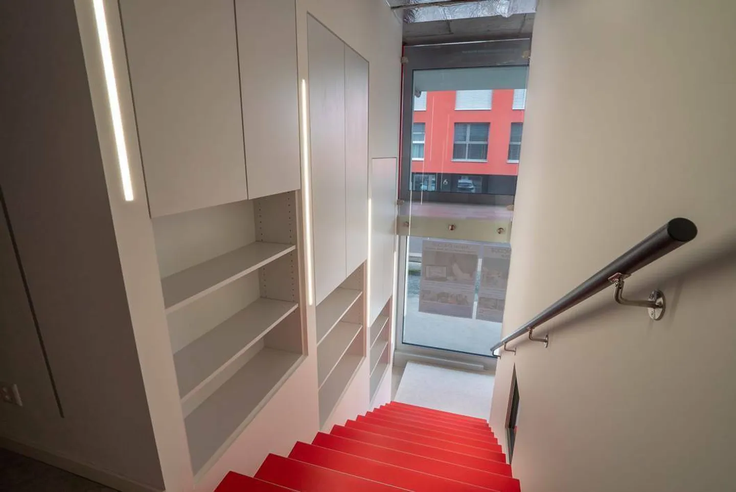 For sale: Spacious and bright 156 m² arcade on multiple levels, already rented and ideal for investment - Photo 6 of 8