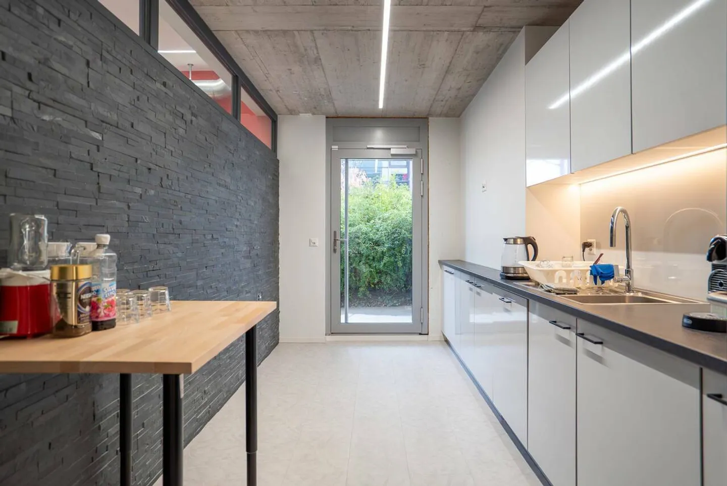 For sale: Spacious and bright 156 m² arcade on multiple levels, already rented and ideal for investment - Photo 7 of 8