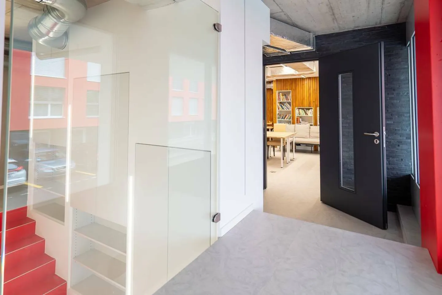 For sale: Spacious and bright 156 m² arcade on multiple levels, already rented and ideal for investment - Photo 4 of 8