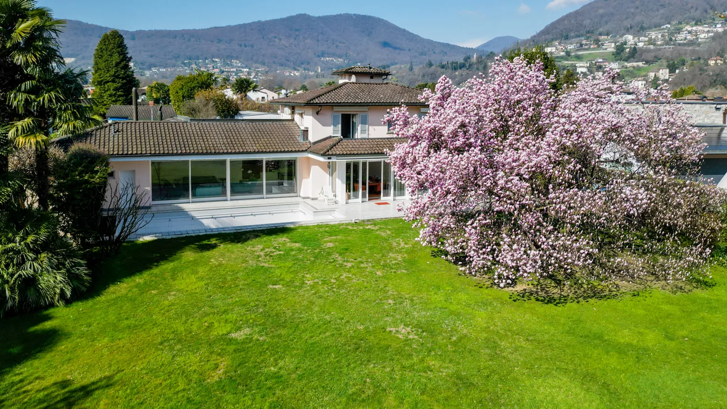 Villa Magnolia: Wunderschöne Villa am See in Magliaso - Foto 1 von 21