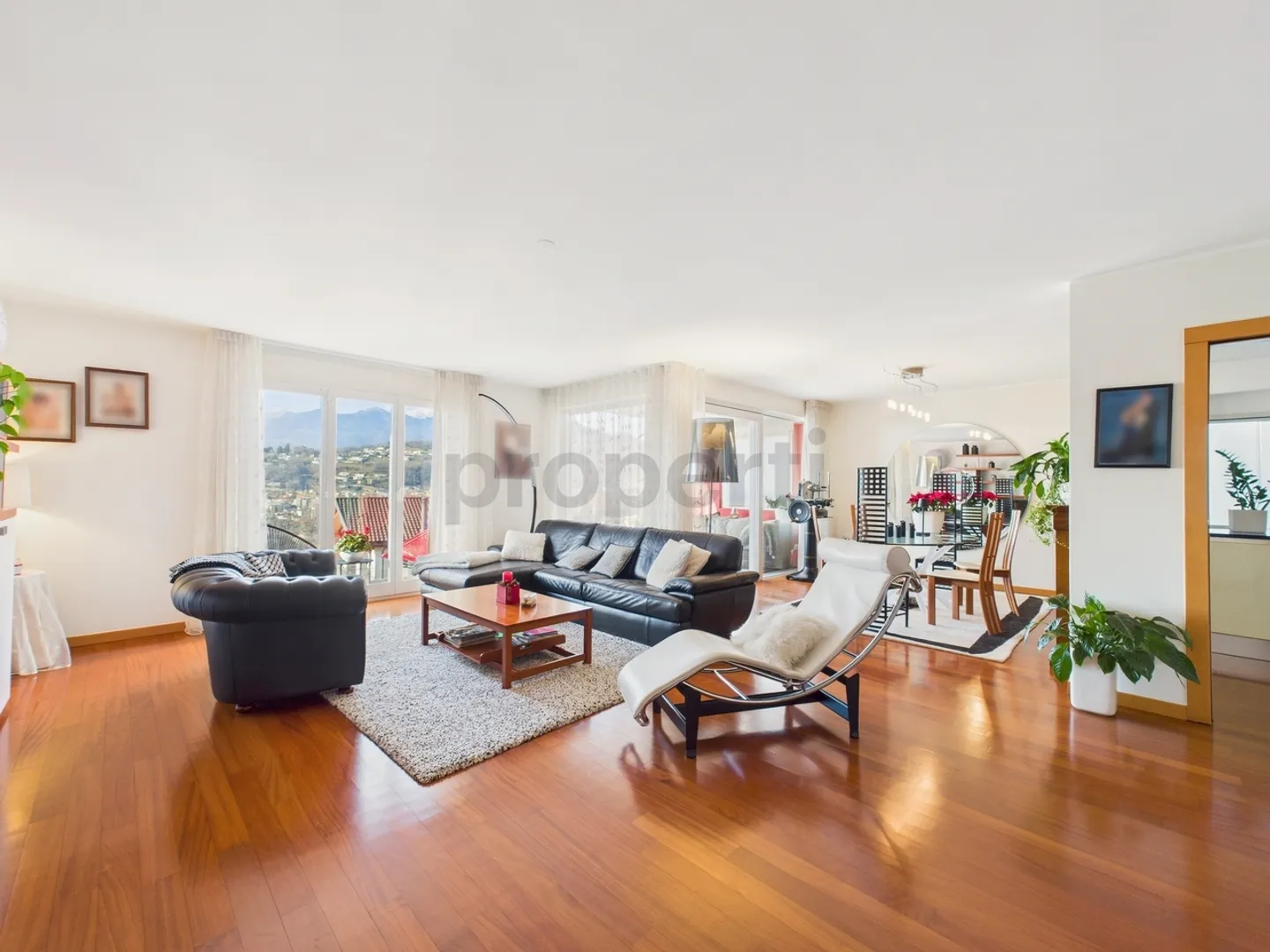 Elegantes Einfamilienhaus mit 6,5 Zimmern, Garten und offener Aussicht in... - Foto 2 von 13