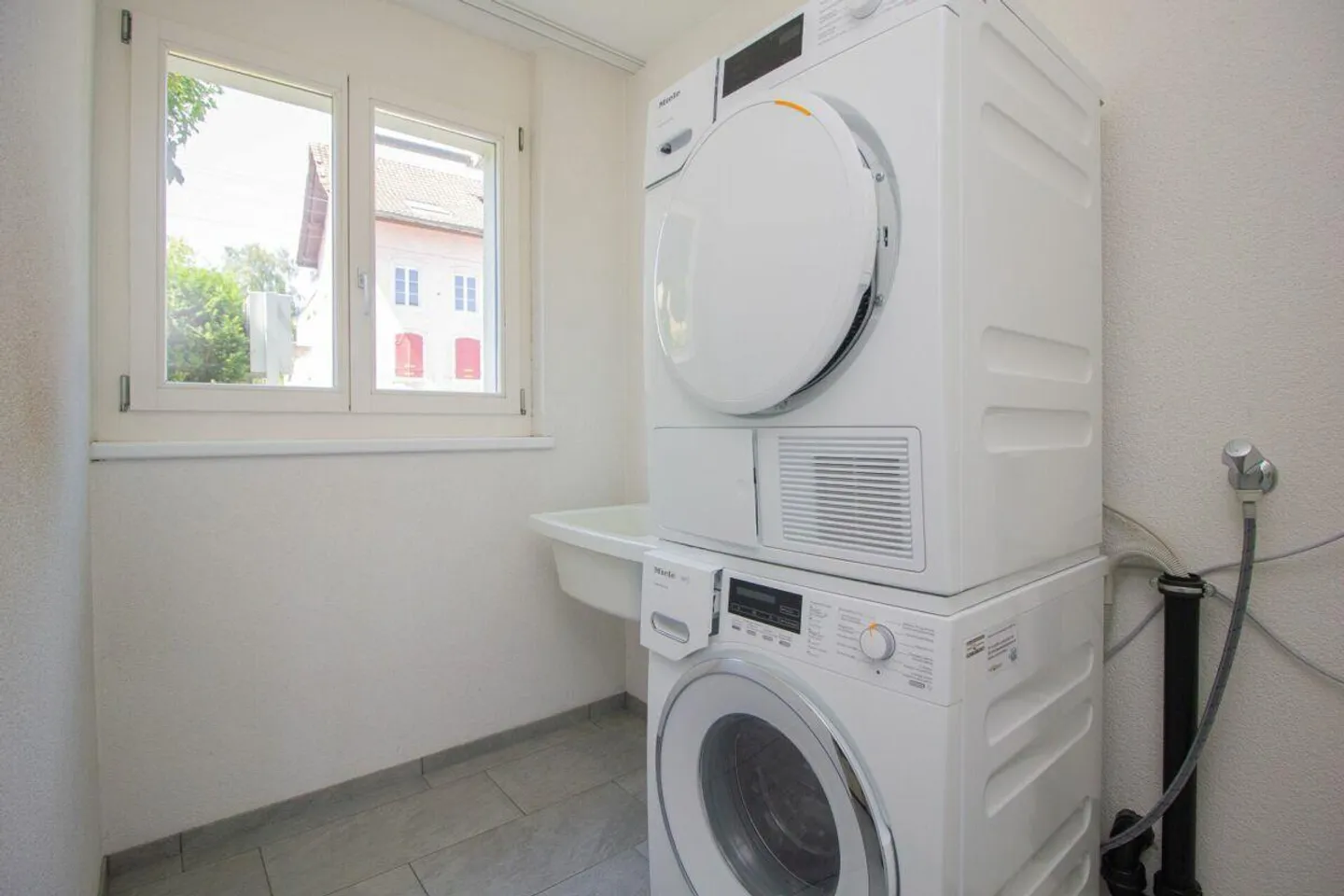 Central living with plenty of space - Photo 4 of 21