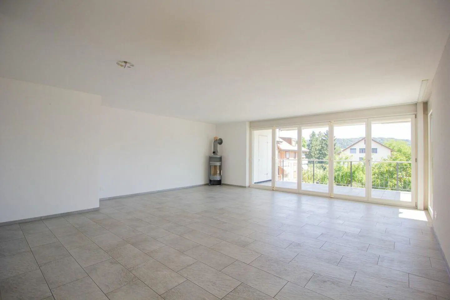 Central living with plenty of space - Photo 5 of 21