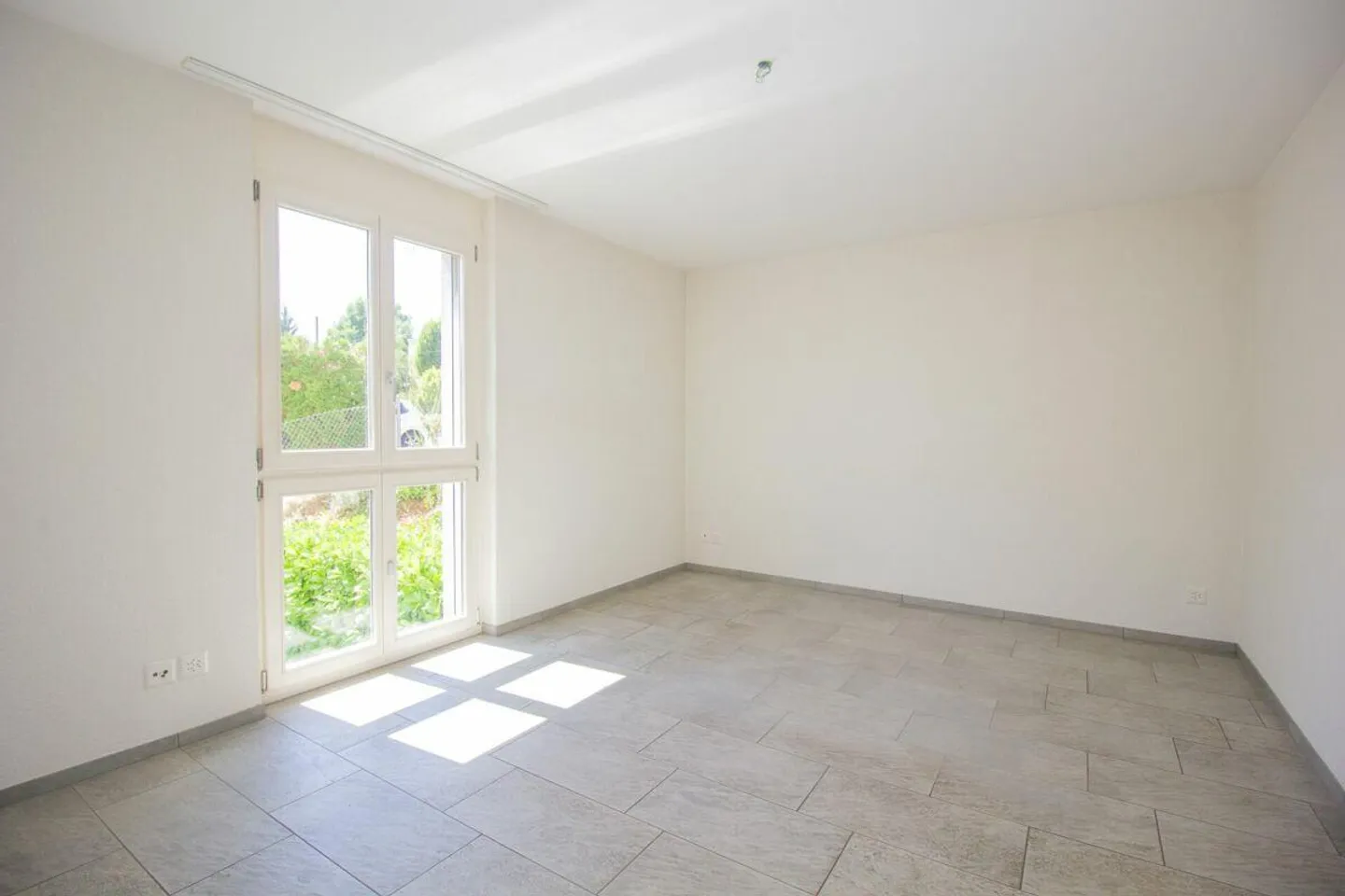 Central living with plenty of space - Photo 13 of 21