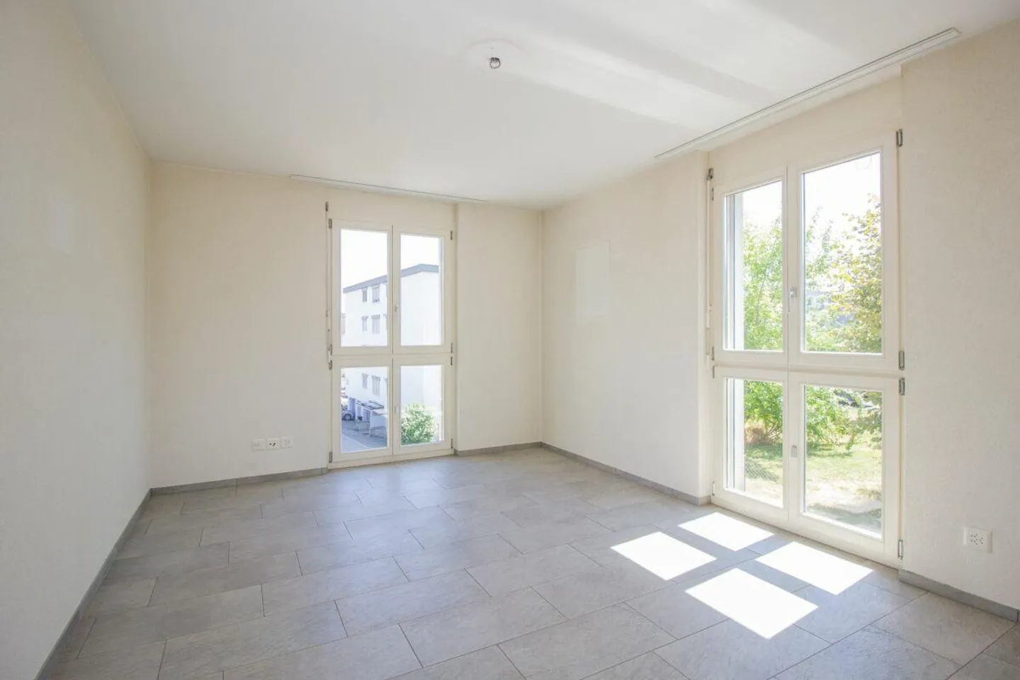 Central living with plenty of space - Photo 14 of 21