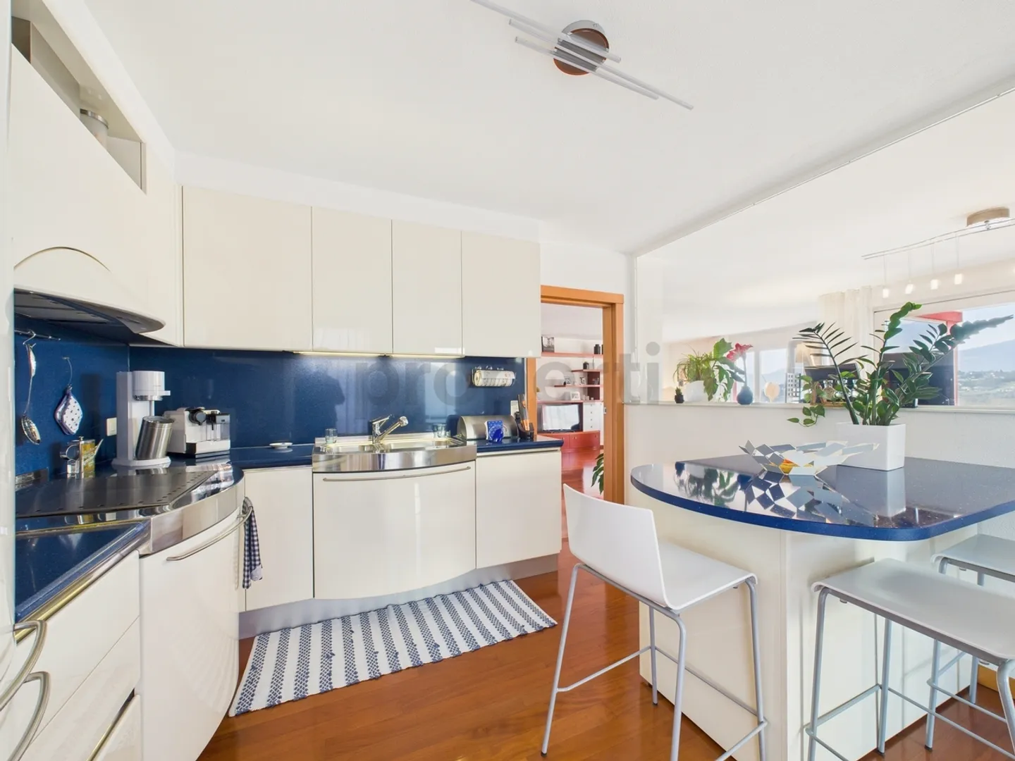 Elegantes Einfamilienhaus mit 6,5 Zimmern, Garten und offener Aussicht in... - Foto 4 von 13