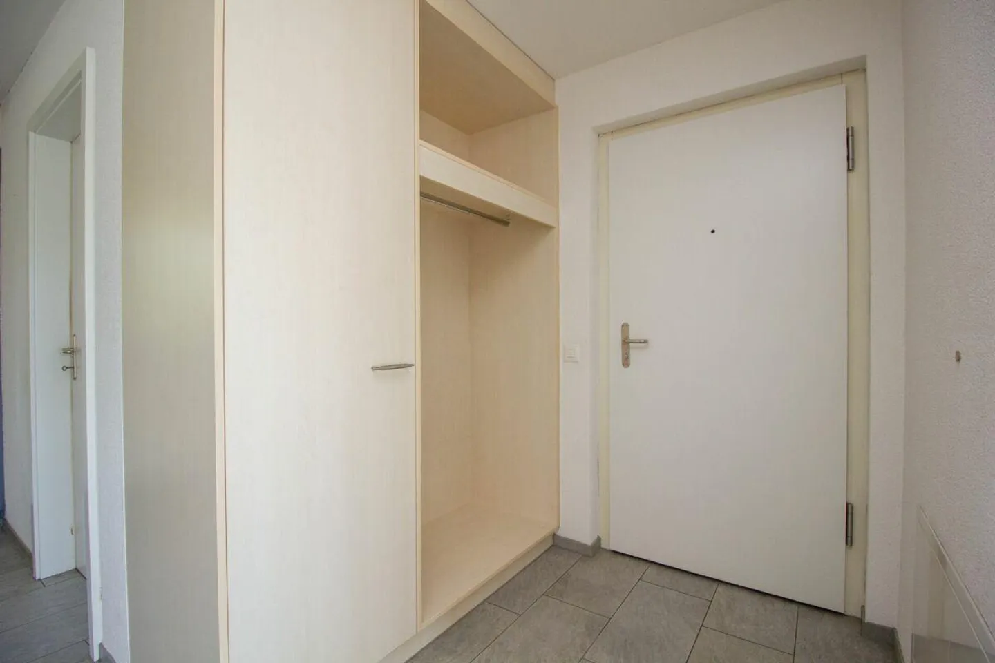 Central living with plenty of space - Photo 2 of 21