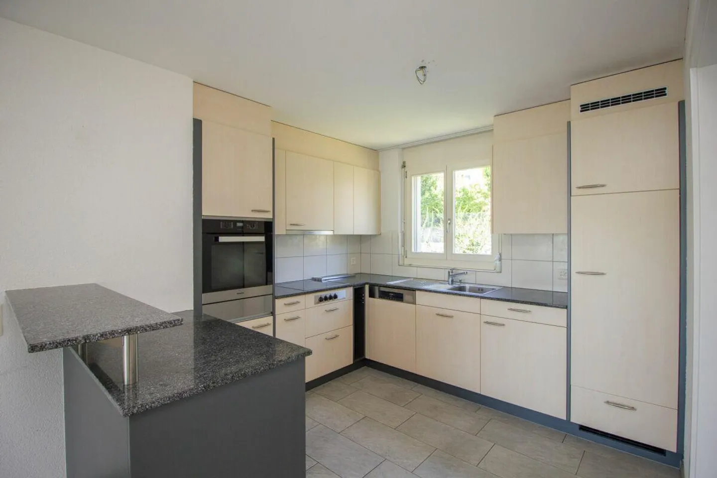 Central living with plenty of space - Photo 3 of 21