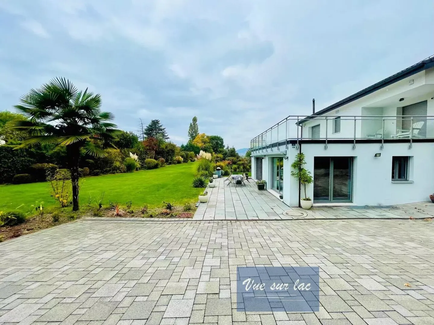 Contemporary individual villa on a beautiful and large plot - Photo 1 of 13