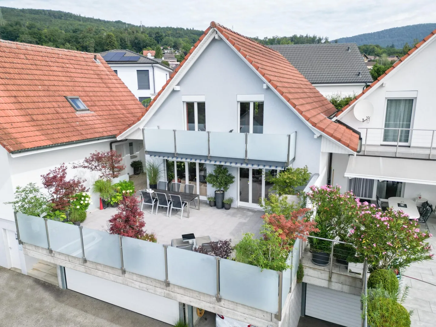 Grosses 4.5 Zi-EFH mit 60 m2 grosser Terrasse und traumhafter Aussicht bis zu den Alpen - Foto 1 von 16