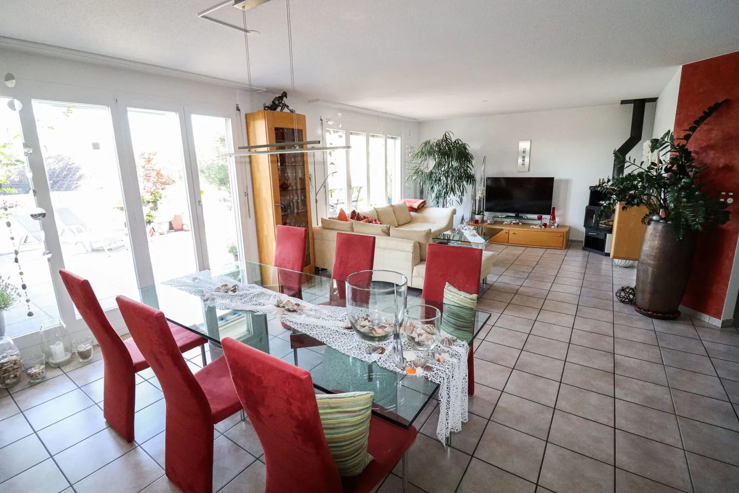 Grosses 4.5 Zi-EFH mit 60 m2 grosser Terrasse und traumhafter Aussicht bis zu den Alpen - Foto 3 von 16