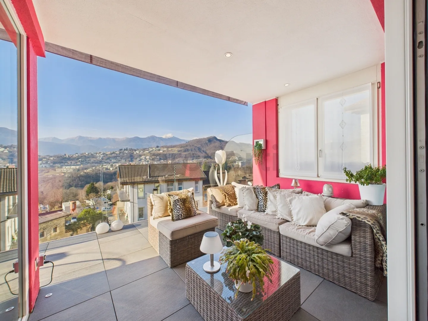 Elegantes Einfamilienhaus mit 6,5 Zimmern, Garten und offener Aussicht in... - Foto 9 von 13