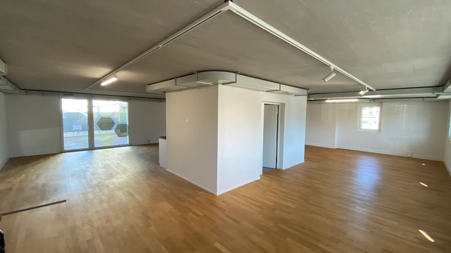 Spazio commerciale ristrutturato - Foto 4 di 24