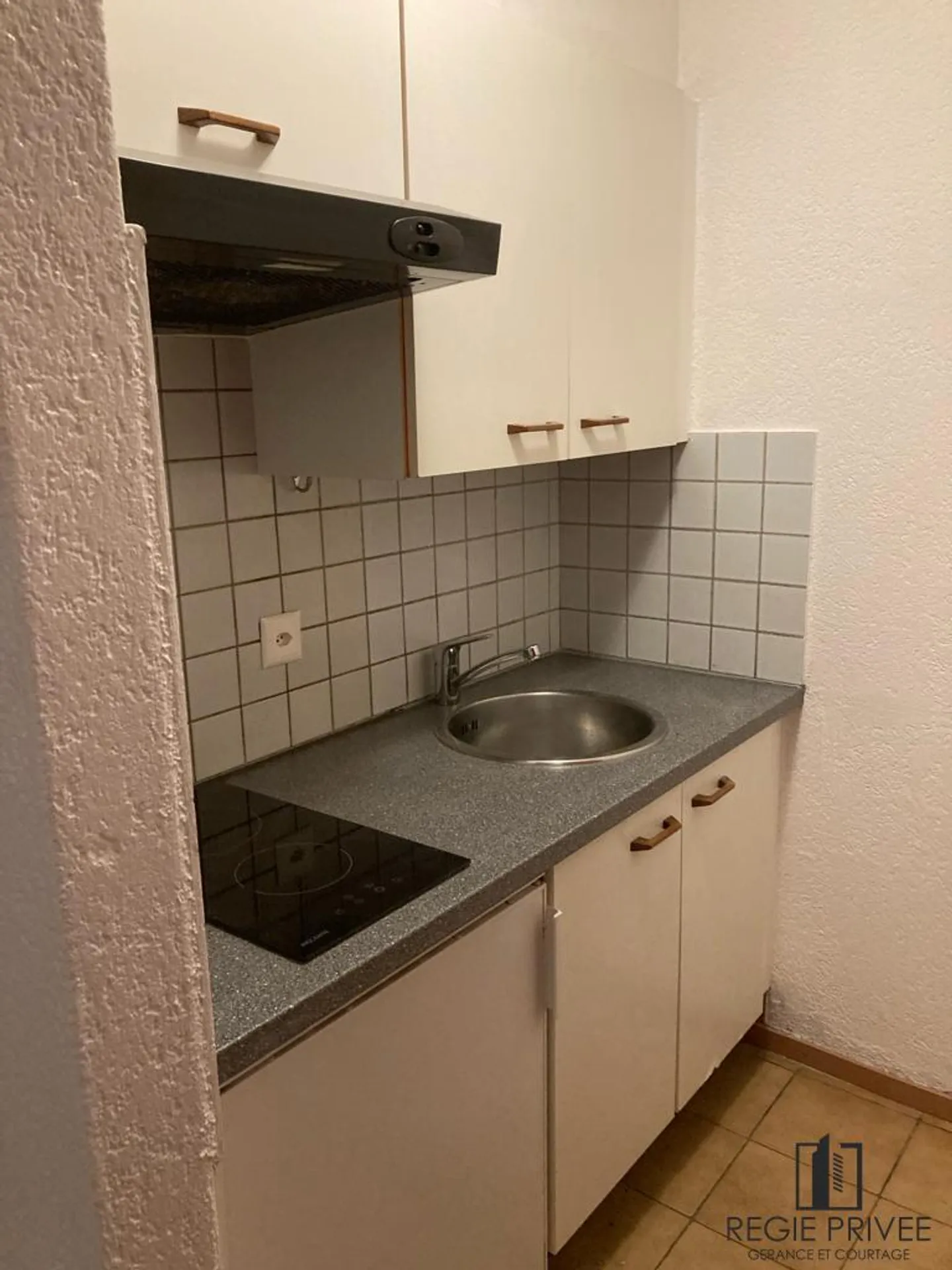 <br /> Studio au 1er étage - Photo 2 sur 6