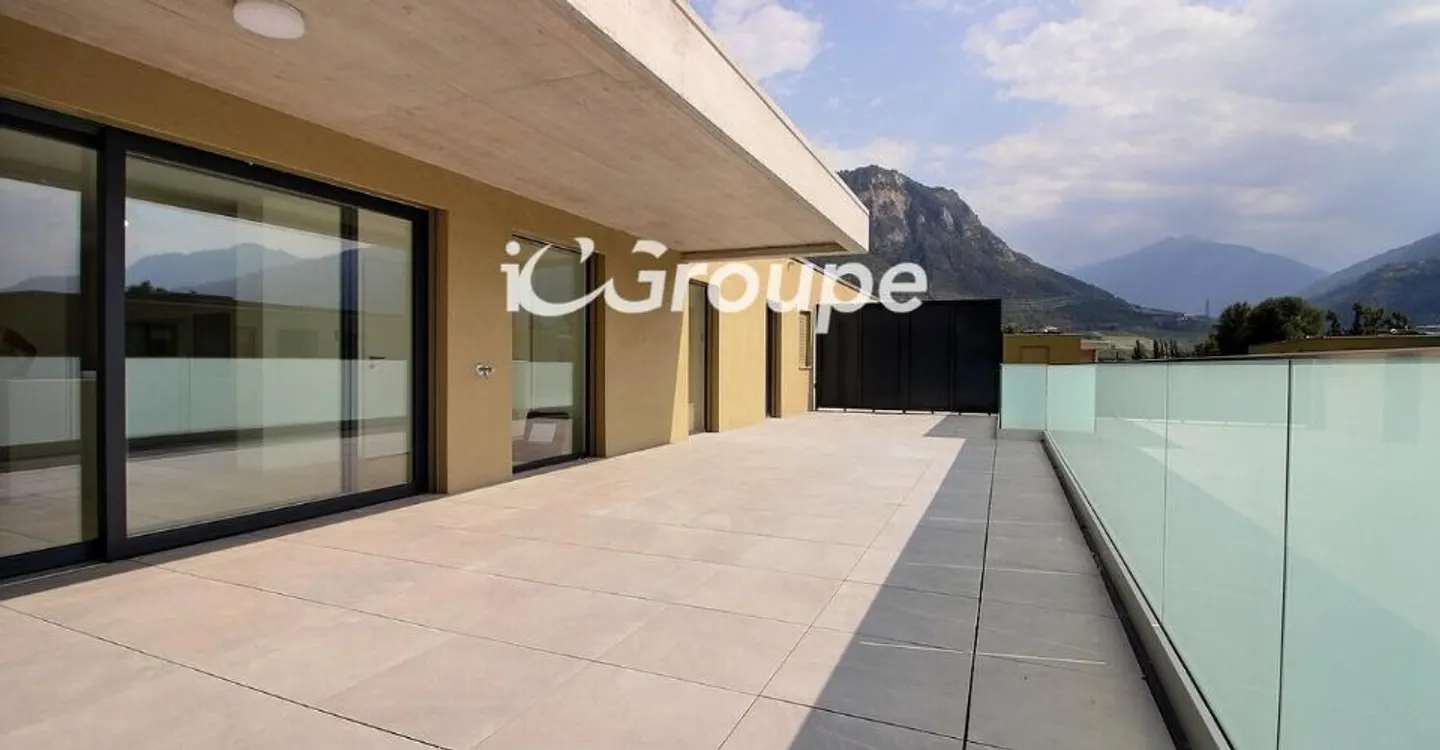 Stunning 4.5-room penthouse for rent in Uvrier - Photo 10 of 11