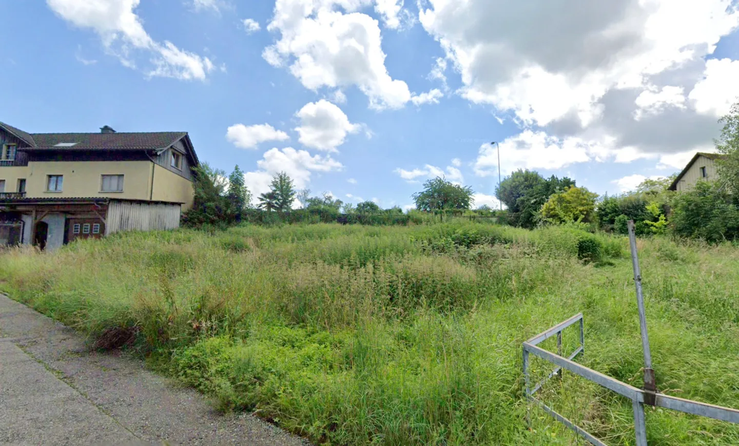 Terrain spacieux avec potentiel - Photo 1 sur 7