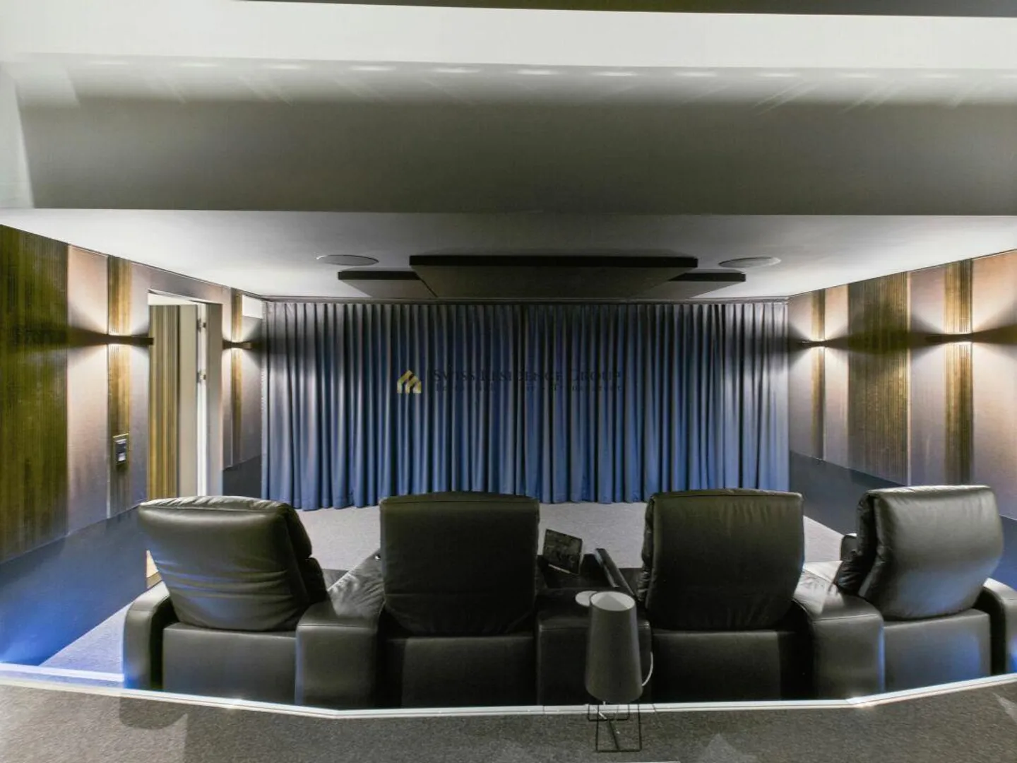 Lavorare nello studio con 214m2, galleria e cinema privato - Foto 3 di 13